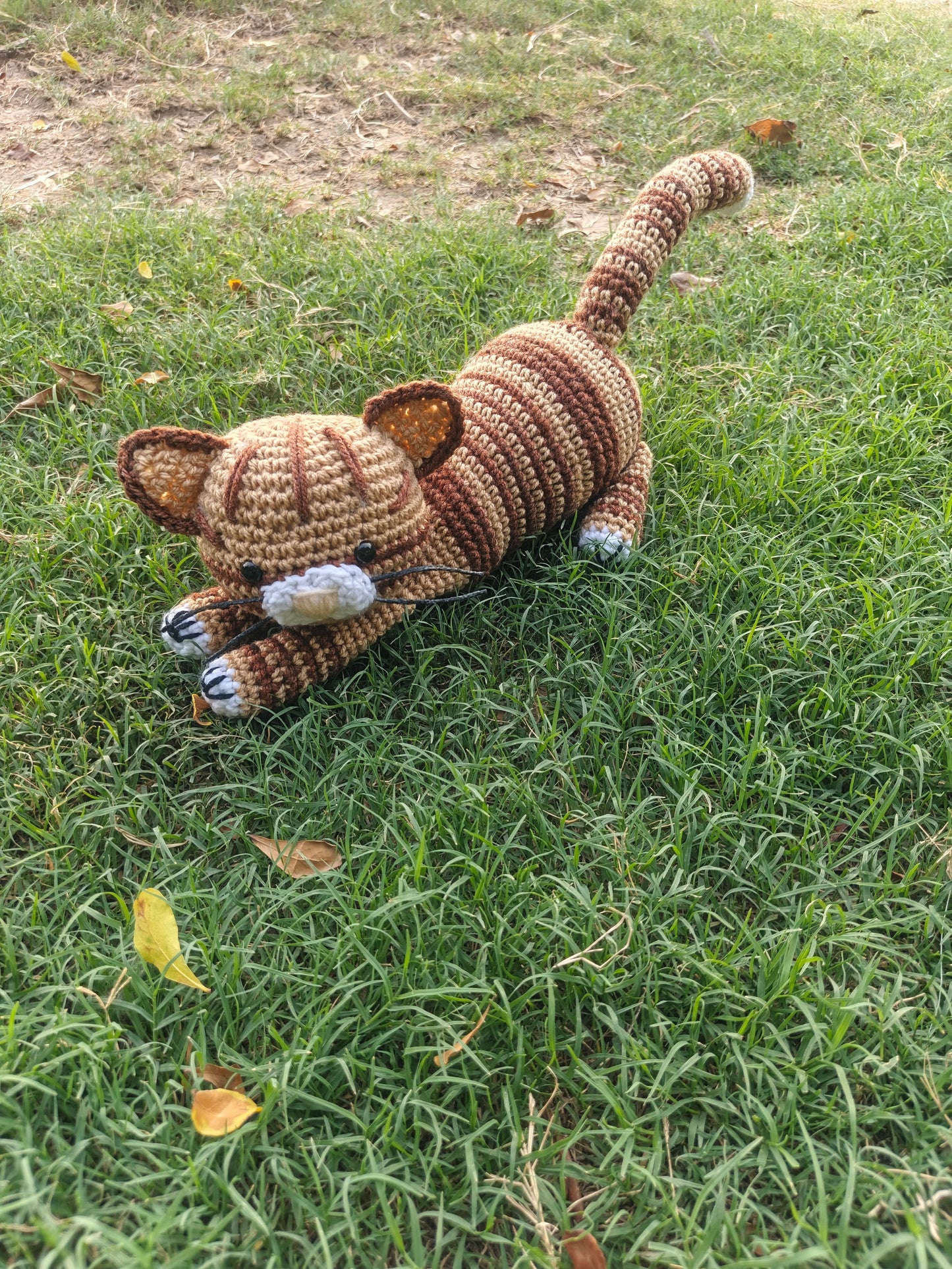 Crochet pattern of a lying cat